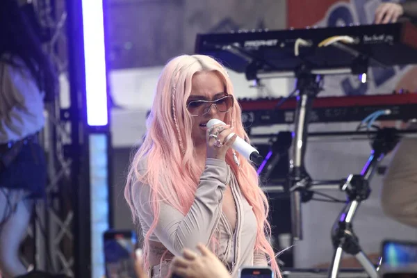 Karol G actuación en vivo
